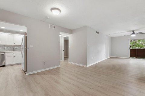 Condo in Coral Gables, Florida, 2 bedrooms  № 1845727 - photo 6