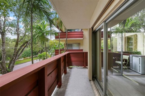 Condo in Coral Gables, Florida, 2 bedrooms  № 1845727 - photo 15