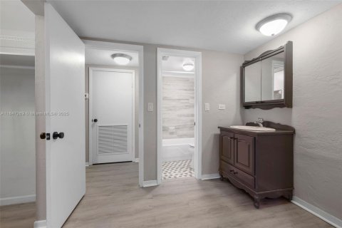 Condo in Coral Gables, Florida, 2 bedrooms  № 1845727 - photo 21