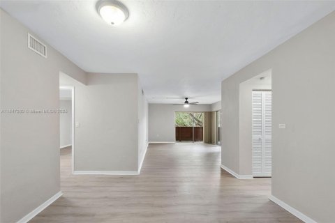 Condo in Coral Gables, Florida, 2 bedrooms  № 1845727 - photo 10