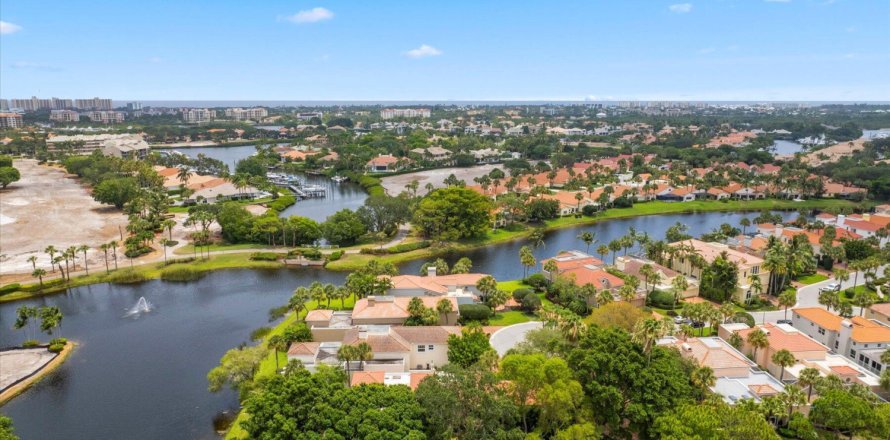 House in Jupiter, Florida 3 bedrooms, 284.93 sq.m. № 1179664