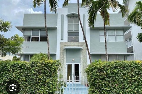 Condo in Miami Beach, Florida  № 1973343 - photo 1