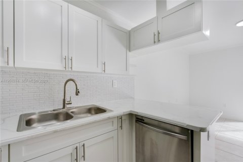 Touwnhouse à louer à Miami, Floride: 3 chambres, 127.09 m2 № 2007153 - photo 16