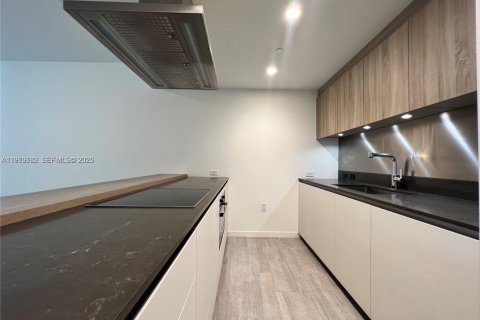 Condo in Miami, Florida, 1 bedroom  № 2079505 - photo 2
