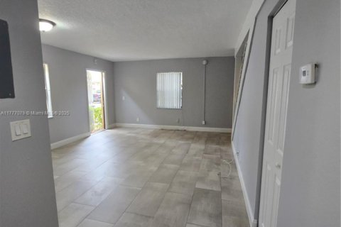 Copropriété à louer à Coral Springs, Floride: 2 chambres, 81.75 m2 № 1978775 - photo 2