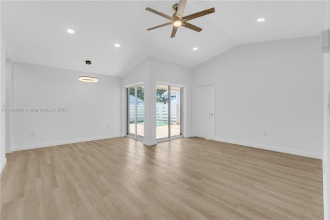 Touwnhouse à louer à Miami, Floride: 2 chambres, 90.95 m2 № 1939162 - photo 4