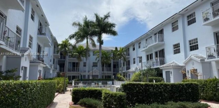 House in Wilton Manors, Florida 3 bedrooms, 203.08 sq.m. № 1874758