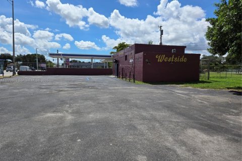 Commercial property in Miami, Florida № 1702242 - photo 2