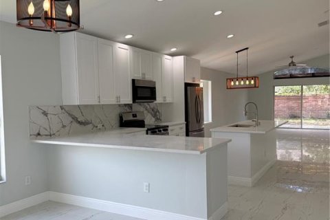 House in Orlando, Florida 4 bedrooms, 202.53 sq.m. № 2215888 - photo 4