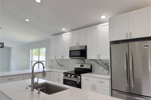 House in Orlando, Florida 4 bedrooms, 202.53 sq.m. № 2215888 - photo 7