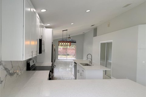 House in Orlando, Florida 4 bedrooms, 202.53 sq.m. № 2215888 - photo 6
