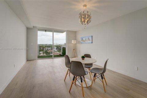 Condominio en alquiler en North Miami, Florida, 1 dormitorio, 74.88 m2 № 1993862 - foto 1
