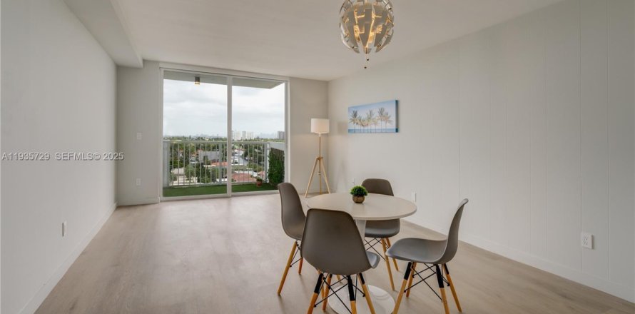 Condominio en North Miami, Florida, 1 dormitorio  № 1993862