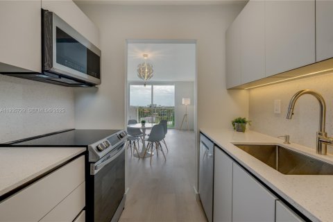 Condominio en alquiler en North Miami, Florida, 1 dormitorio, 74.88 m2 № 1993862 - foto 12