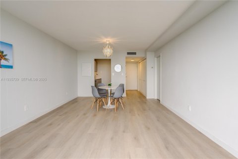 Condominio en alquiler en North Miami, Florida, 1 dormitorio, 74.88 m2 № 1993862 - foto 7