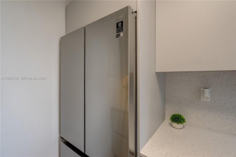 Condominio en alquiler en North Miami, Florida, 1 dormitorio, 74.88 m2 № 1993862 - foto 11