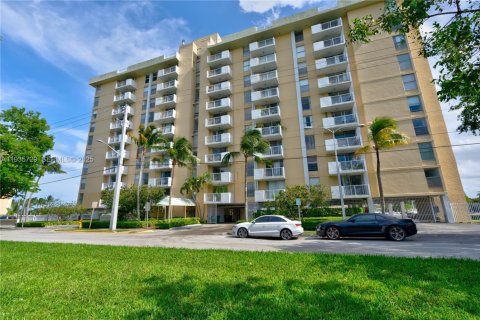 Condominio en alquiler en North Miami, Florida, 1 dormitorio, 74.88 m2 № 1993862 - foto 28