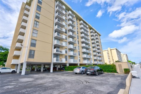 Condominio en alquiler en North Miami, Florida, 1 dormitorio, 74.88 m2 № 1993862 - foto 29
