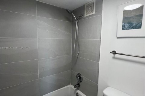 Condominio en alquiler en North Miami, Florida, 1 dormitorio, 74.88 m2 № 1993862 - foto 25