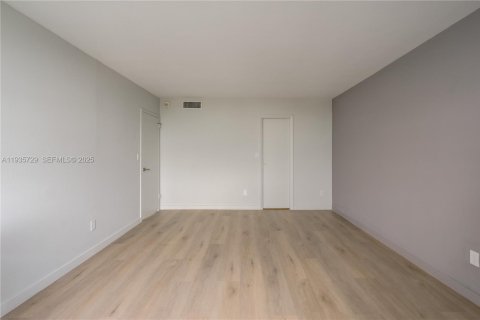 Condominio en alquiler en North Miami, Florida, 1 dormitorio, 74.88 m2 № 1993862 - foto 15