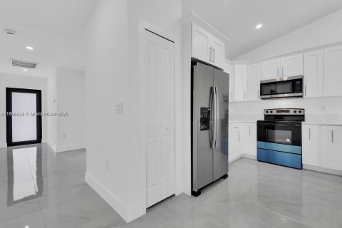 Купить коммерческую недвижимость в Лихай-Эйкерс, Флорида № 1948846 - фото 3