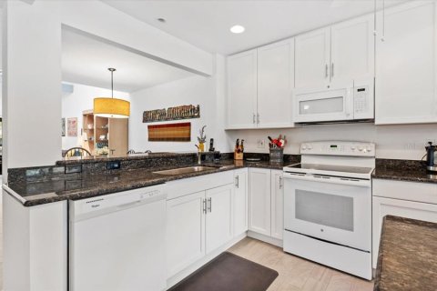 Condo in Sarasota, Florida, 2 bedrooms № 2373088 - photo 6