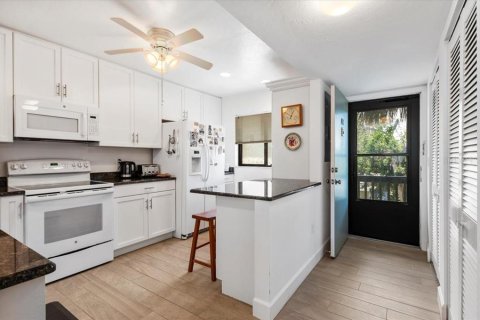 Condo in Sarasota, Florida, 2 bedrooms № 2373088 - photo 4