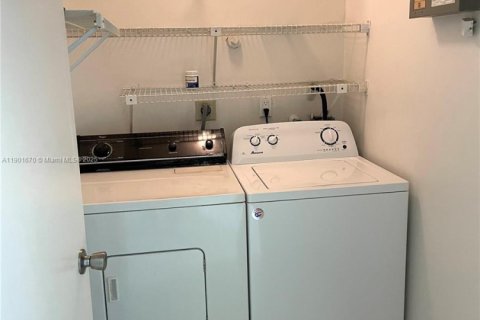 House in Dania Beach, Florida 3 bedrooms, 124.4 sq.m. № 1954223 - photo 8