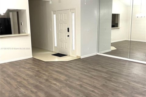 House in Dania Beach, Florida 3 bedrooms, 124.4 sq.m. № 1954223 - photo 2