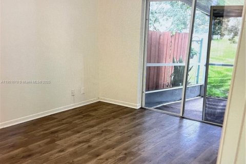 House in Dania Beach, Florida 3 bedrooms, 124.4 sq.m. № 1954223 - photo 11