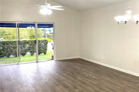 House in Dania Beach, Florida 3 bedrooms, 124.4 sq.m. № 1954223 - photo 1