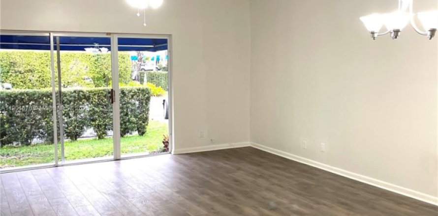 House in Dania Beach, Florida 3 bedrooms, 124.4 sq.m. № 1954223