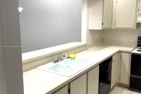 House in Dania Beach, Florida 3 bedrooms, 124.4 sq.m. № 1954223 - photo 5