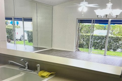 House in Dania Beach, Florida 3 bedrooms, 124.4 sq.m. № 1954223 - photo 10