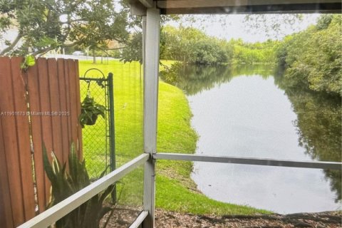 House in Dania Beach, Florida 3 bedrooms, 124.4 sq.m. № 1954223 - photo 9