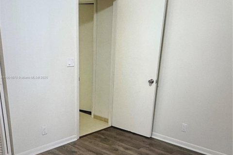 House in Dania Beach, Florida 3 bedrooms, 124.4 sq.m. № 1954223 - photo 12