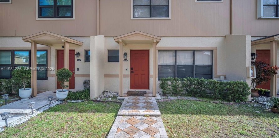 Кондоминиум с 3 спальнями в Помпано-Бич, Флорида № 1989800