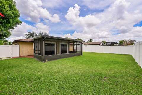 House in Tamarac, Florida 2 bedrooms, 121.14 sq.m. № 1231269 - photo 1