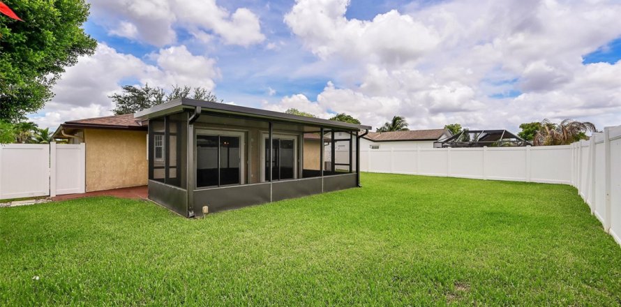 House in Tamarac, Florida 2 bedrooms, 121.14 sq.m. № 1231269