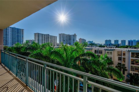Condo in Sunny Isles Beach, Florida, 3 bedrooms  № 1973609 - photo 17