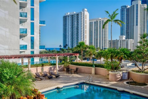Condo in Sunny Isles Beach, Florida, 3 bedrooms  № 1973609 - photo 9