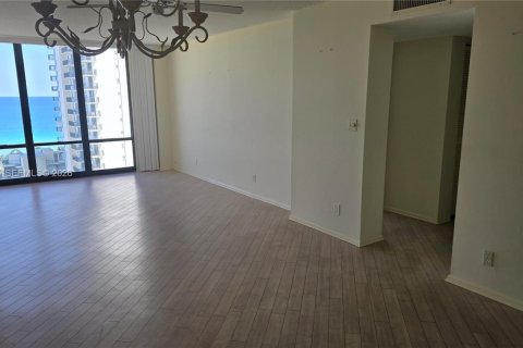 Apartamento en alquiler en Hollywood, Florida, 2 dormitorios, 113.34 m2 № 2057373 - foto 2