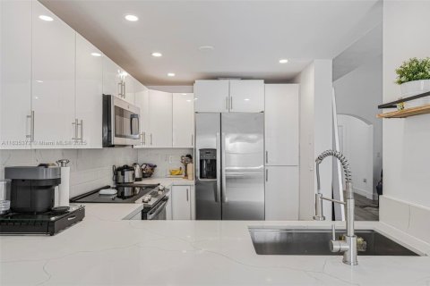 Townhouse in Miami, Florida 3 bedrooms, 146.6 sq.m. № 1820104 - photo 12