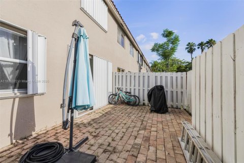 Townhouse in Miami, Florida 3 bedrooms, 146.6 sq.m. № 1820104 - photo 26