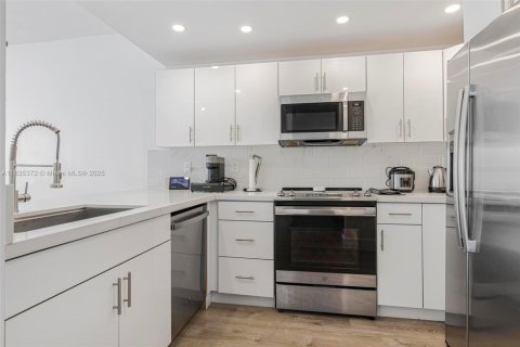 Townhouse in Miami, Florida 3 bedrooms, 146.6 sq.m. № 1820104 - photo 10