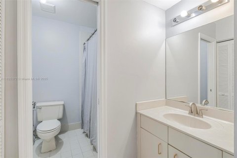 Townhouse in Miami, Florida 3 bedrooms, 146.6 sq.m. № 1820104 - photo 18