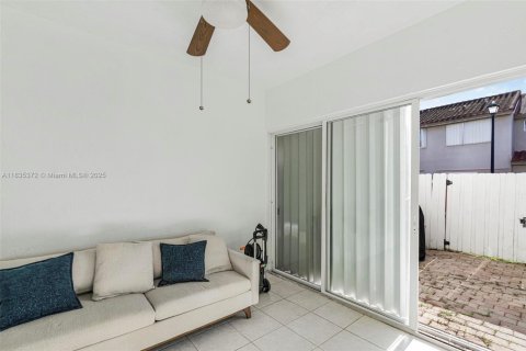Townhouse in Miami, Florida 3 bedrooms, 146.6 sq.m. № 1820104 - photo 24
