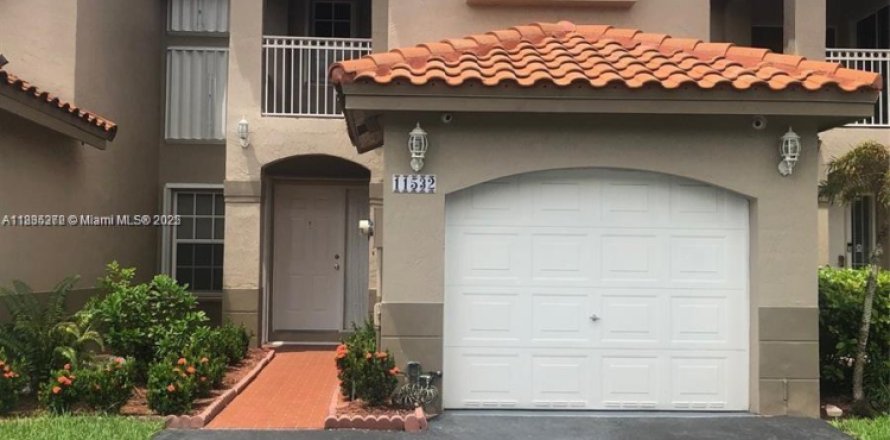 Townhouse in Miami, Florida 3 bedrooms, 146.6 sq.m. № 1820104