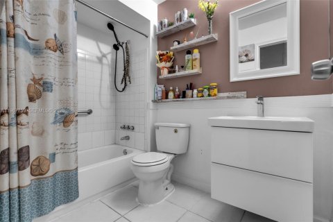 Купить таунхаус в Санрайз, Флорида 2 спальни, 99.78м2, № 2079996 - фото 13