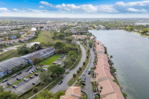 Adosado en venta en Miami, Florida, 3 dormitorios, 168.06 m2 № 1742082 - foto 21